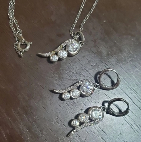 Modern design angels wing jewlery set. - Picture 2 of 5